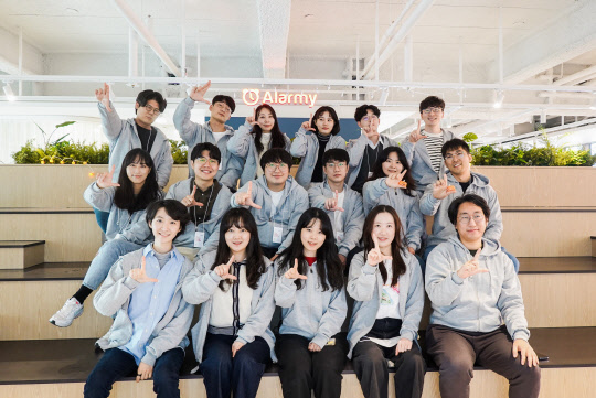 신재명(두번째 줄 왼쪽 두번째) 딜라이트룸 대표와 임직원들이 회사에서 기념촬영을 찍고 있다. 딜라이트룸 제공